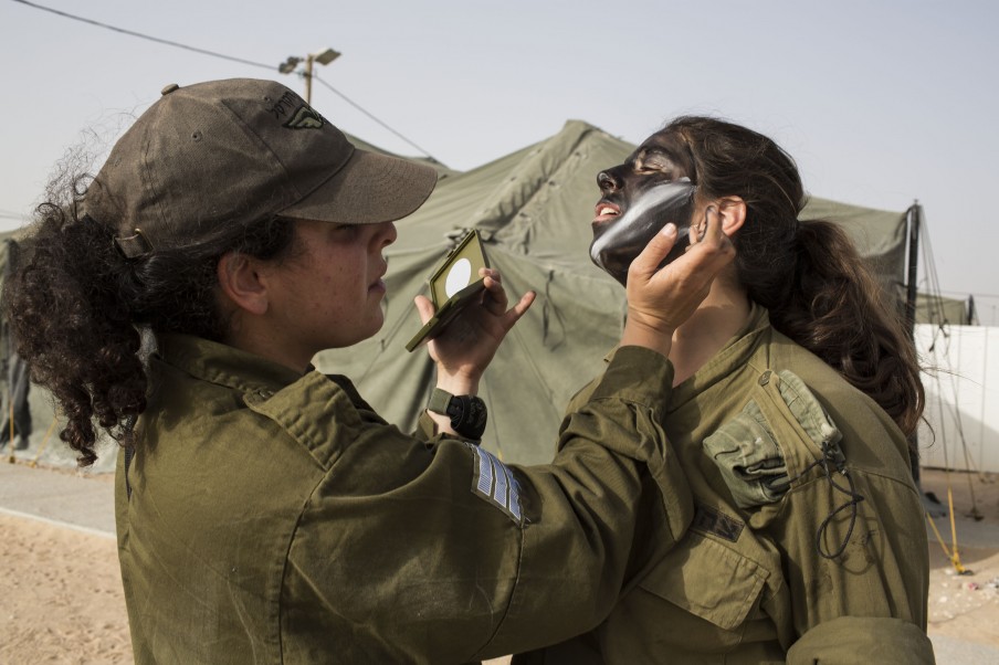 Israëlische soldaten van het Karakal-bataljon, voorafgaand aan hun afstudeermars nabij Azoz (Israël). Foto: Ilia Yefimovich/Getty Images