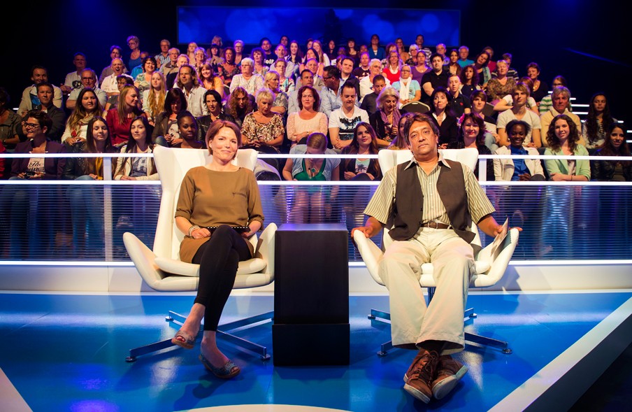 Budgetcoach Eef van Opdorp en sociaal advocaat Prem Radhakishun treden op als deskundigen in het televisieprogramma 'Geld maakt gelukkig'. Foto: Remko de Waal/ANP