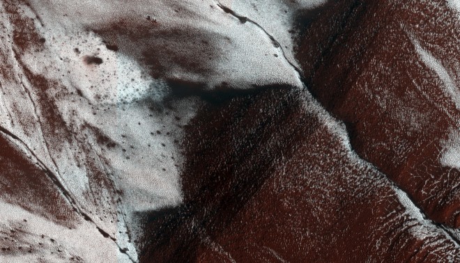 Hellingen in een krater op Mars. Foto: NASA/JPL-Caltech/University of Arizona