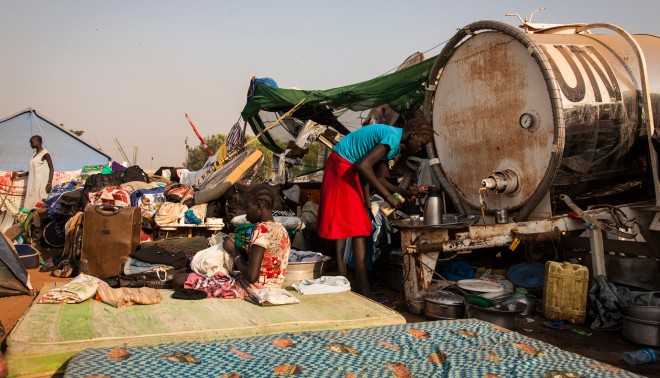 'De Nuer die weten te ontkomen vluchten massaal naar de VN-basis vlak bij het internationale vliegveld in de Zuid-Soedanese hoofdstad Juba.' Foto: Adriane Ohanesian