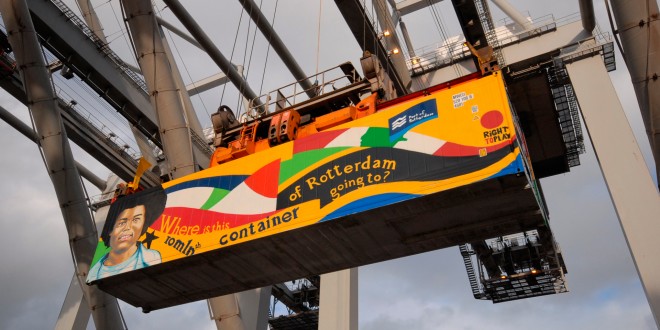 Een speciaal beschilderde container wordt vanuit Rotterdam verscheept richting Azië ter viering van het Europese record dat Rotterdam vestigde met het overslaan van 10 miljoen containers. Foto: Ries van Wendel de Joode/Hollandse Hoogte