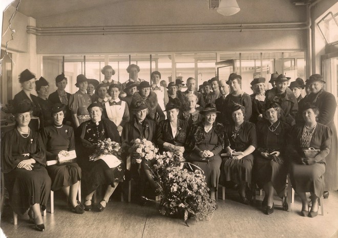 Het bestuur van kinderbewaarplaats Beatrix, opening 31 januari 1939. De echtgenote van burgemeester (en latere oprichter van de VVD) P.J. Oud zit in het midden.