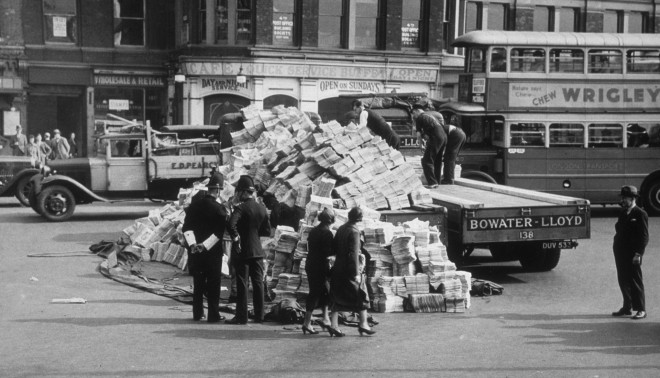 24 september 1937. Een berg kranten die van de vrachtwagen is gevallen in het centrum van Londen. Foto: Getty Images