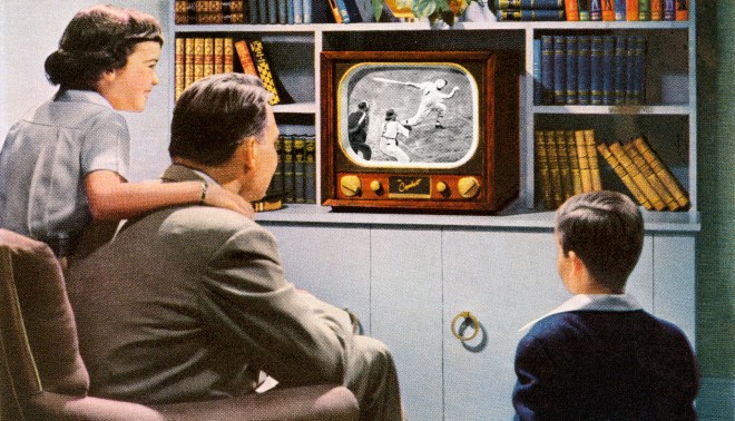 Een illustratie uit de jaren '50 van een moderne Amerikaanse familie die samen een hockbal wedstrijd kijkt op hun gloednieuwe televisie. Foto: Hollandse Hoogte
