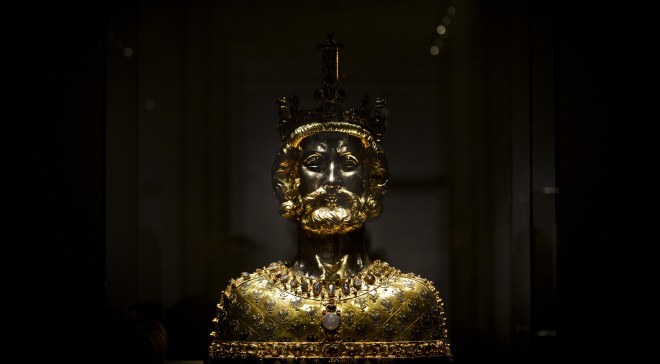 Een beeld van Karel de Grote in de driedelige tentoonstelling 'Macht, Kunst, Schatten' in Aken. Foto: Sacha Schuermann/Getty Images