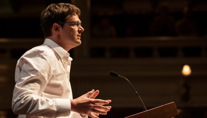 Willem Schinkel tijdens zijn lezing afgelopen woensdag in de Rode Hoed als onderdeel van de boekpresentatie van 'Gratis geld voor iedereen' van Rutger Bregman. Foto: Janus van den Eijnden (voor De Correspondent)