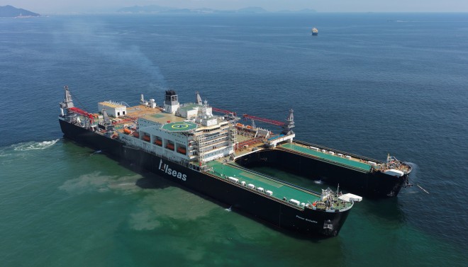 De Pieter Schelte, het grootste schip ter wereld, maakte een proefvaart buiten de haven van Okpo in Zuid-Korea op 4 september 2014. Het schip begon begin oktober aan zijn tocht naar Rotterdam, waar het wordt afgebouwd. Foto: ANP
