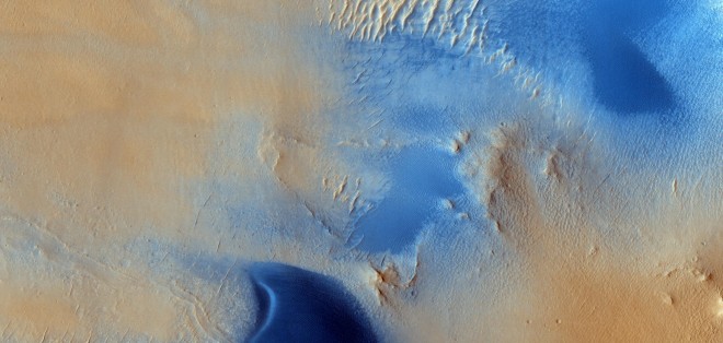 Duinen en windstrepen op Mars. Beeld: NASA