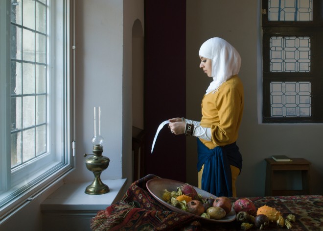 Marokkaanse versie van de ‘oer-Hollandse’ Vermeer: ‘Meisje met de brief.’ De brief is hier geen liefdesbrief, maar een aanvraagformulier voor een inburgeringscursus. Foto: Jan Banning/Hollandse Hoogte