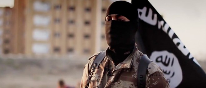 Still uit ISIS film 'Flames of War'. Jihadi John vlak voor hij 5 gevangen executeert voor de camera.