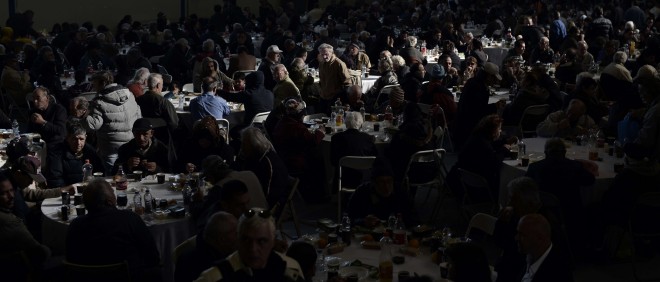 Een kerstdiner voor daklozen in Athene op 24 december 2014. Foto: Aris Messinis/ANP