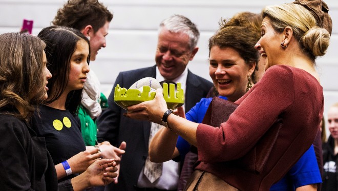 5 februari 2015: Koningin Maxima krijgt een cadeau aangeboden tijdens de opening van Almere On Stage voor VMBO leerlingen. Foto: Remko de Waal/ANP