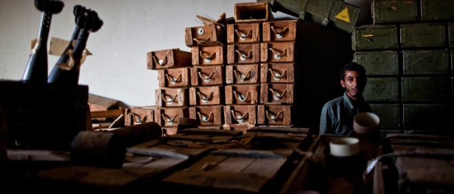 Een van de depots vol wapens in Zintan (Libië) vlak nadat het is veroverd door rebellen, in juli 2011. Foto: Bryan Denton/Hollandse Hoogte