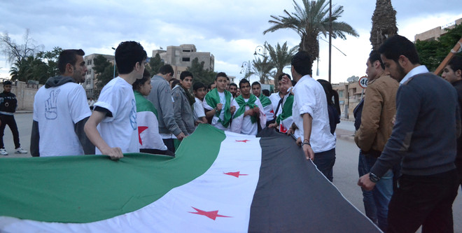 22 april 2012: Haqquna-leden dragen de Syrische onafhankelijkheidsvlag door de straten van Raqqa in een demonstratie tegen een bloedbad nabij Damascus. Foto: Ghaith aal Fakhri