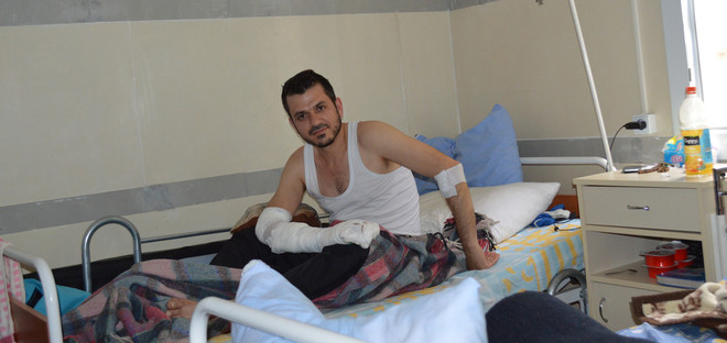 Een patiënt in het tijdelijk veldhospitaal in de Turkse grensplaats Kilis. Foto: Tan Tunali