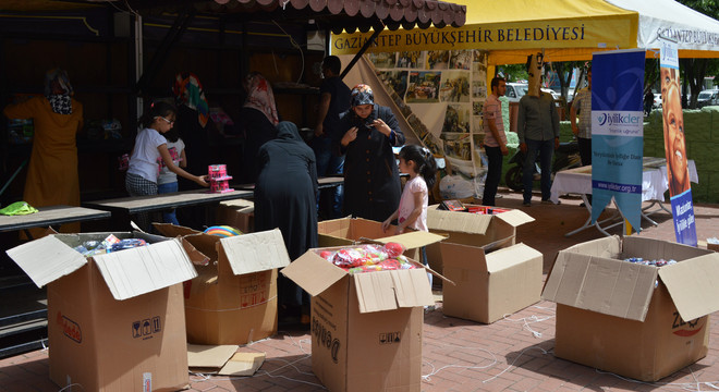 Door speelgoed te verkopen, zamelt de religieuze Bülbülzadestichting geld in voor de 400.000 Syrische vluchtelingen in de Turkse stad Gaziantep. Foto: Huib de Zeeuw