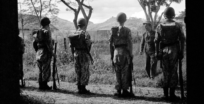 Een groep Nederlandse militairen staan in 1e-lijns gevechtstenue op appèl, Indonesië (1947). Foto: Cas Oorthuys/Hollandse Hoogte