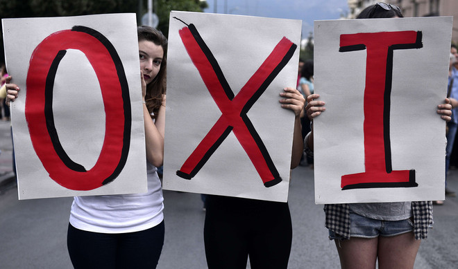Griekse jongeren in Athene laten eind juni tijdens een demonstratie weten 'nee' te stemmen tijdens het referendum van afgelopen zondag. Foto: Louisa Gouliamaki/AFP