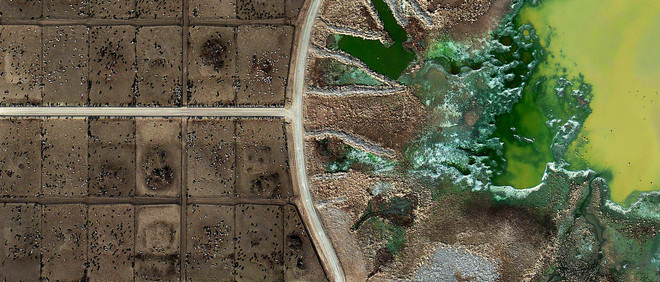 Een weidegrond op Texas. Deze foto is onderdeel van de serie 'Feedlots' over landschappen die volledig zijn ingericht om te voorzien in vlees en olie. Foto: Mishka Henner