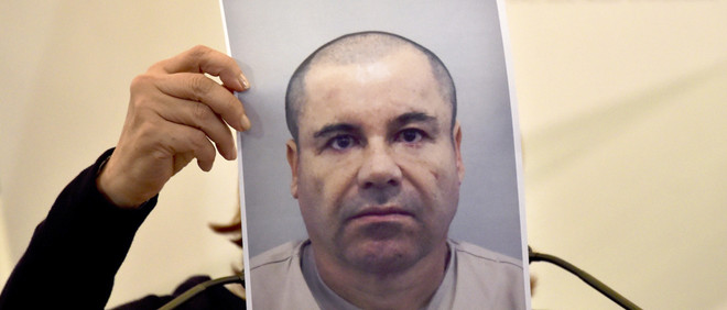 Tijdens een persconferentie van de Mexicaanse politie op 13 juli wordt een recente foto getoond van Joaquín 'El Chapo' Guzmán, die kort daarvoor ontsnapte uit de gevangenis. Foto: Yuri Cortez/AFP