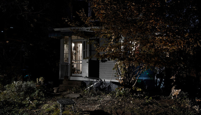 Foto uit een serie over achtertuinen in Harlem bij nacht. Foto: Alessandro Imbriaco / Hollandse Hoogte