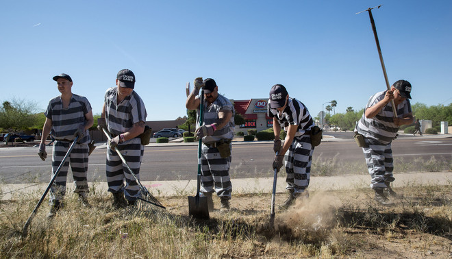 Gevangenen van de Maricopagevangenis in Phoenix (VS) hebben zich vrijwillig aangemeld voor het verrichten van werk in de openbare ruimte. Foto: Scott Houston / Hollandse Hoogte