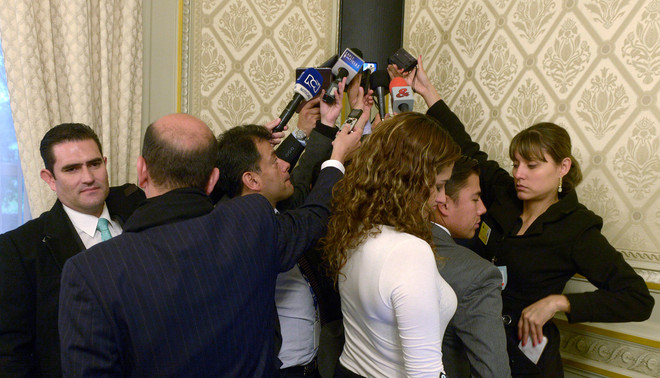 Colombiaanse parlementair journalisten nemen de speech op van hun president. Foto: Didier Lebrun / Hollandse Hoogte