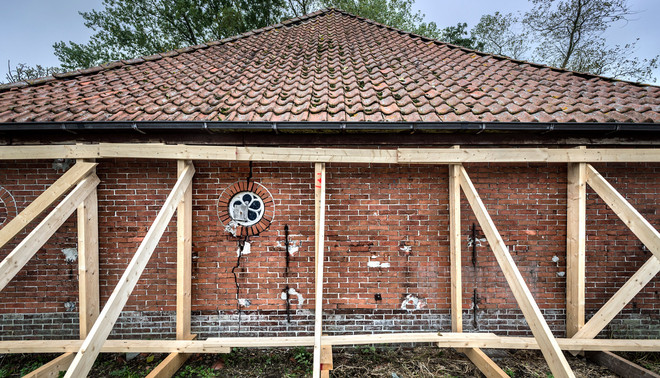 Het Centrum Veilig Wonen (CVW) heeft in het Groningse Sauwerd een huis ontruimd omdat de constructie mogelijk dermate zwak is dat gevaar dreigt voor de bewoners. Foto: Kees van de Veen / Hollandse Hoogte
