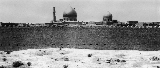 Achter de muur staat de Samarra Moskee. Tot 1918 stond de moskee op grond van het Ottomaanse Rijk, hierna namen de Britten het gebied over en vanaf 1921 stond het op Irakees grondgebied. Foto: Getty Images