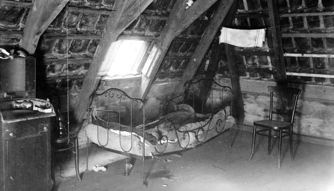 Leef-/werkruimte van een prostituee uit 1919 met doorgezakt bed. Antonie Breestraat, de Wallen, Amsterdam. Beeld: Nationaal Archief-Spaarnestad Foto