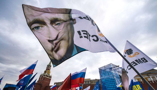 Pro-Kremlin-activisten vieren de annexatie van de Krim op het Rode Plein, 18 maart 2014. Poetins inspanningen tot een Russische eenheid spelen in op patriottisme en nostalgisch sentiment. Beeld: ANP