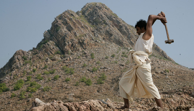 Beeld: Still uit de biopic Mountain Man naar het leven van Dashrath Manjhi. Maya Movies