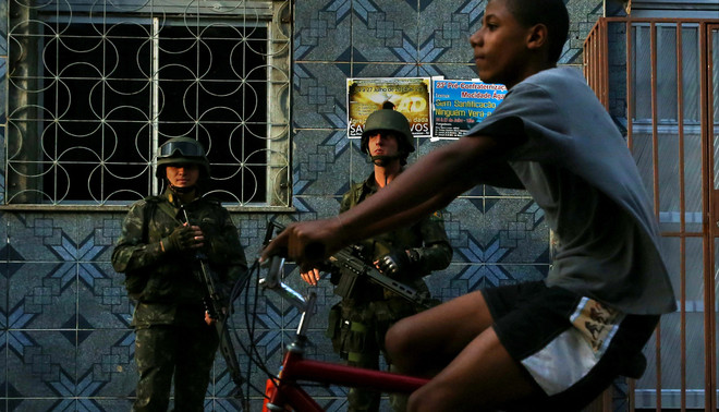 Twee agenten van de Força de Pacificação in favela Maré in Rio de Janeiro. Foto: Hollandse Hoogte