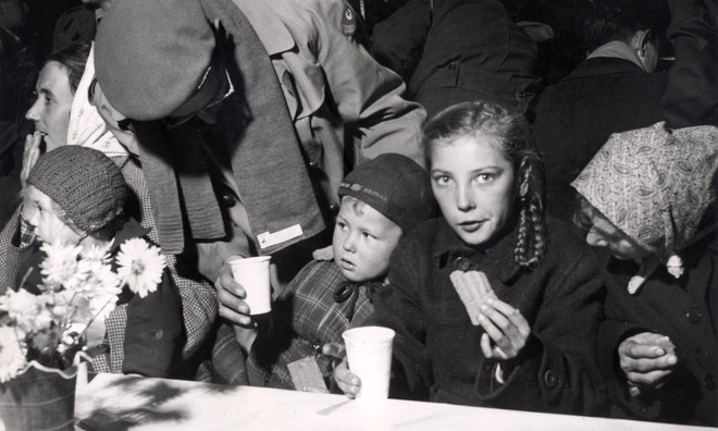 Oktober 1956, bij aankomst in de Jaarbeurshallen in Utrecht krijgen Hongaarse kinderen koekjes en wat te drinken. Foto: Spaarnestad