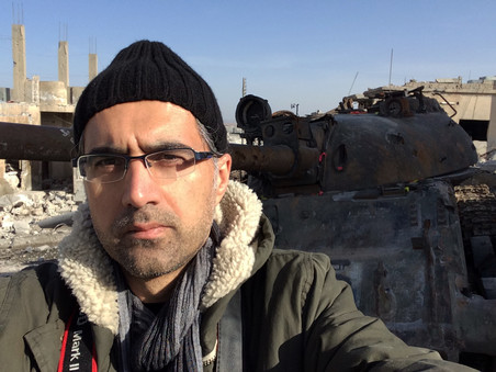 Selfie van filmmaker Reber Dosky in Kobani voor een op IS buitgemaakte tank. 