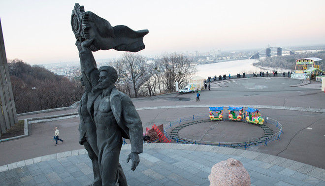 Kiev, 2015 - Een standbeeld uit het Sovjet tijdperk, die onder de ‘Friendship of Nations Ark’ staat, in het centrum van Kiev. Foto: Joel van Houdt/Hollandse Hoogte