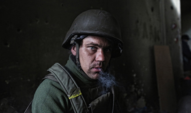 Een jonge Oekraïense soldaat rookt een sigaret tijdens gevechten tegen pro-Russische separatisten op het vliegveld nabij de Oost-Oekraïense stad Donetsk. Foto: Sergej Lojko