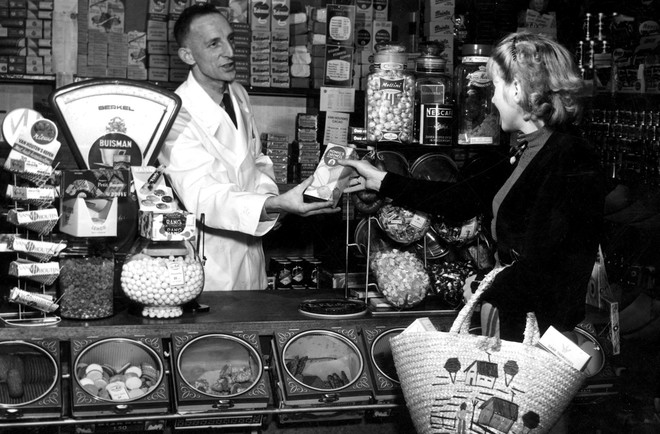 Kruidenier de Weerd in Nieuwe Niedorp, 8 december 1954. Foto: J.J.M. de Jong / Spaarnestad Photo / HH