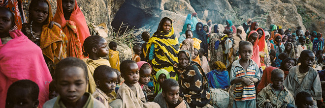 Bewoners zijn hun dorp ontvlucht nadat het strijdtoneel werd van de burgeroorlog in Darfur. Ze moeten schuilen in grotten tegen de bombardementen en de strijdende mannen die vrouwen en kinderen verkrachten. Foto: Adriane Ohanesian