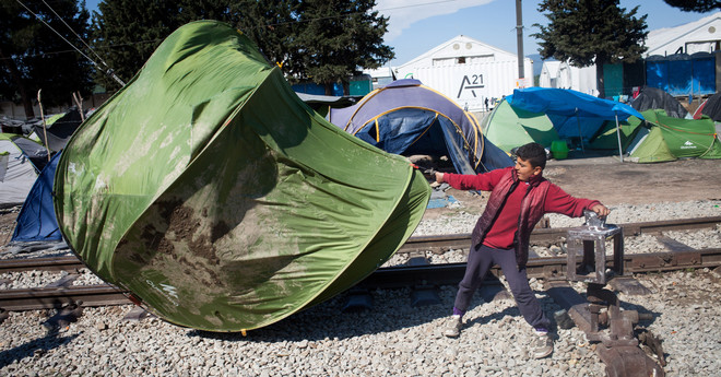 Harde wind in het vluchtelingenkamp bij de Griekse stad Idomeni. Foto: Rodrigo Avellaneda / Hollandse Hoogte