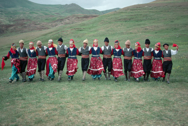 Volksdans in de bergen van Zuidoost-Turkije ergens tussen 1990 en 1996. Foto: Chris Hellier / Corbis