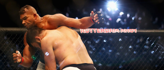 De Nederlandse Alistair Overeem (L) en Andrei Arlovski uit Belarus vechten tijdens de UFC Fight Night 87 in Ahoy op 8 mei, 2016 in Rotterdam. Foto: Dean Mouhtaropoulos / Getty Images