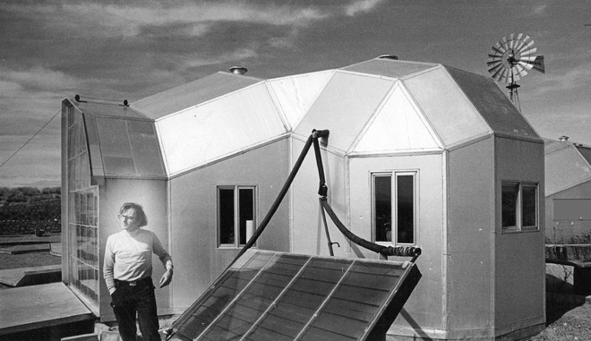 Professor Paul Davis legt uit hoe het huis van zijn buren middels een zonneboiler wordt verwarmd. 23 februari 1974. Foto: Bill Wunsch / The Denver Post via Getty Images