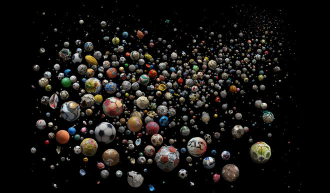 The World uit de serie PENALTY. 769 ballen uit de oceaan gevonden door 89 burgers in 41 verschillende landen van 144 verschillende stranden in vier maanden tijd. Foto: Mandy Barker