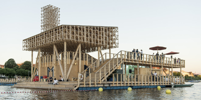 Het tijdelijke Pavilion of Reflections, dat speciaal voor Manifesta 11 in het Meer van Zürich is gebouwd. Foto: Manifesta11 / Eduard Meltzer
