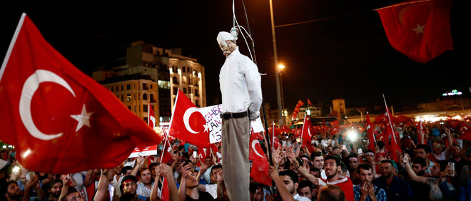 Pro-Erdogan supporters hold up an effigy of Islamic cleric Fethullah Gülen during a demonstration at Taksim Square in Istanbul on July 18, 2016. Photo by Ozan Kose / AFP