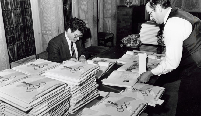 14 april 1986: De Amsterdamse burgemeester Ed van Thijn signeert bidboeken voor de honderd leden van het IOC in het kader van de poging om Amsterdam de Olympische Spelen van 1992 te laten organiseren. Foto: Spaarnestad