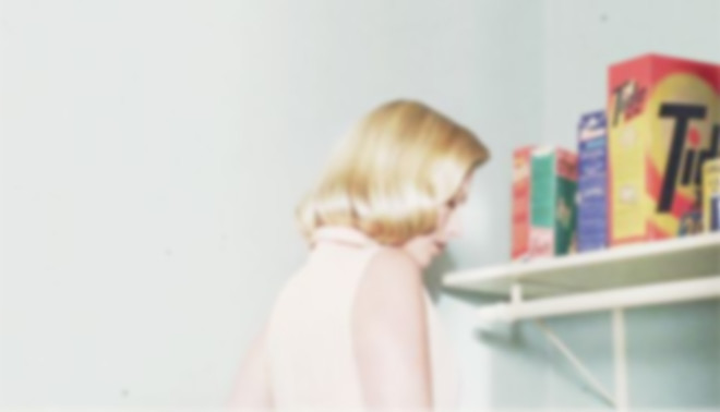 Betty Draper bij de wasmachine in Mad Men.