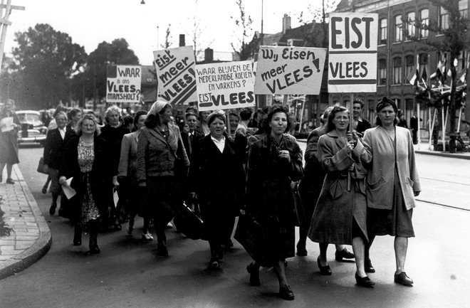 Huisvrouwen houden demonstratie voor meer vlees, augustus 1948. Foto: Spaarnestad Photo / Hollandse Hoogte