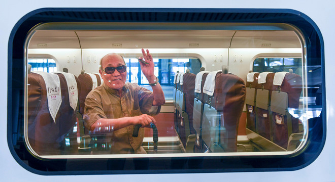 Vlak voor vertrek van de 'bullet train' vanuit Urumqi in het noordwesten van China. Foto: Li Yunjia / HH
